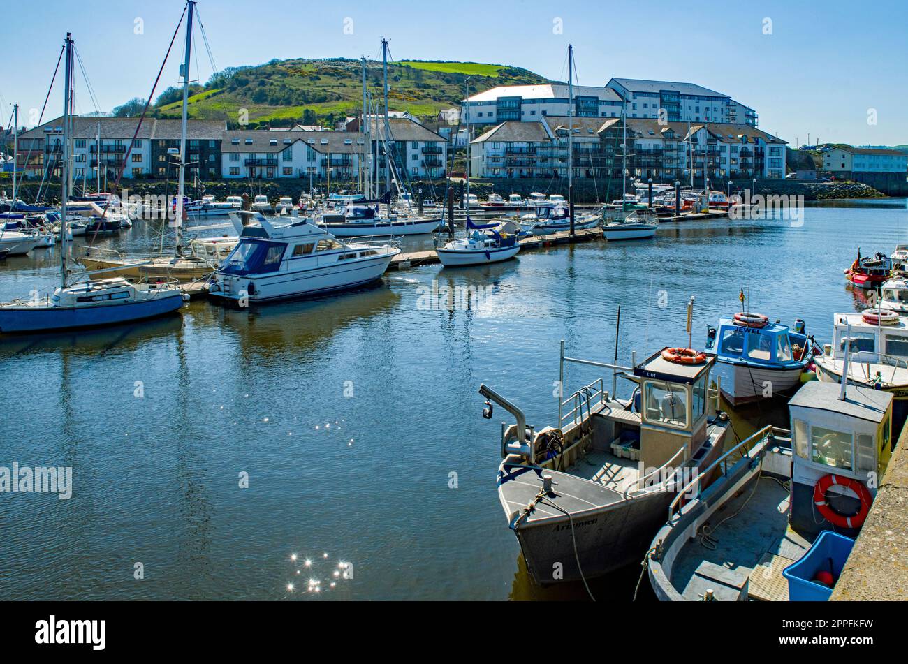 Marina di Aberystwyth sulla costa di Ceredigion con un'ampia varietà di barche ormeggiate, in arrivo o in partenza - Galles centrale. Foto Stock
