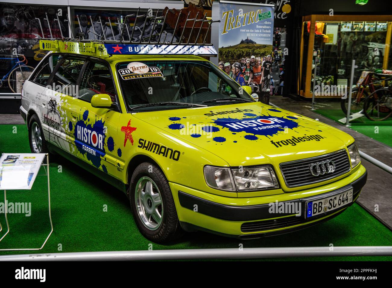 SINSHEIM, GERMANIA - mai 2022: Audi 100 C4 A6 verde giallo station wagon avant Foto Stock