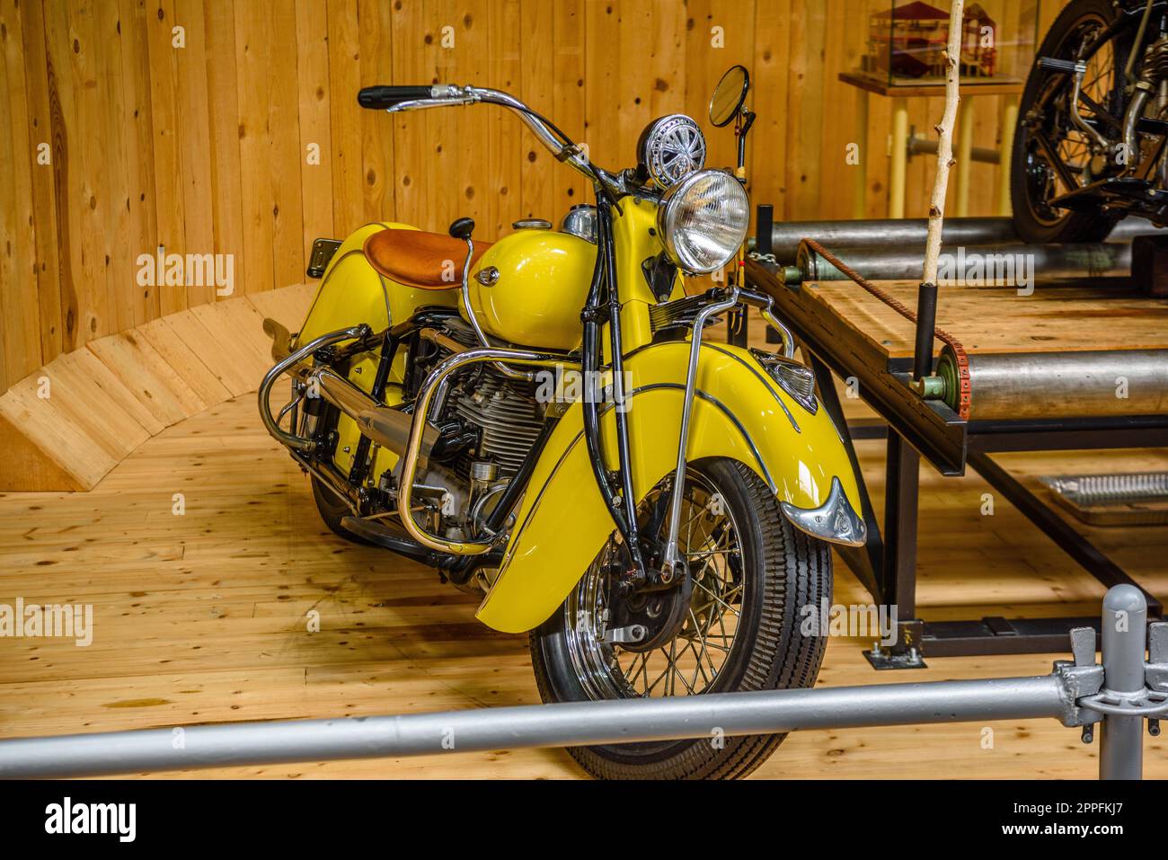 SINSHEIM, GERMANIA - mai 2022: Motocicletta gialla Indian Scout 37 Foto Stock