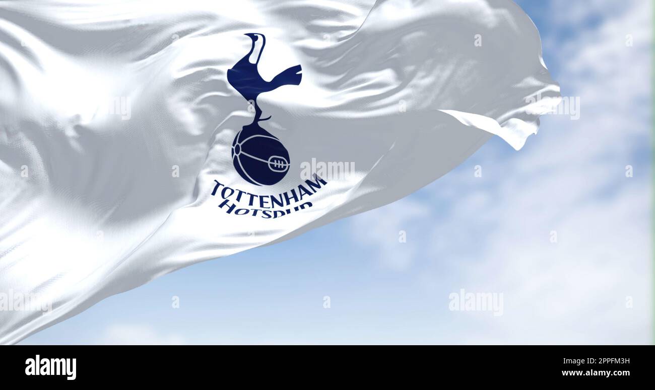 Londra, Regno Unito, maggio 2022: La bandiera del Tottenham Hotspur Club sventolava nel vento in una giornata limpida. Il Tottenham Hotspur è una società calcistica con sede a Tottenham, Londra Foto Stock