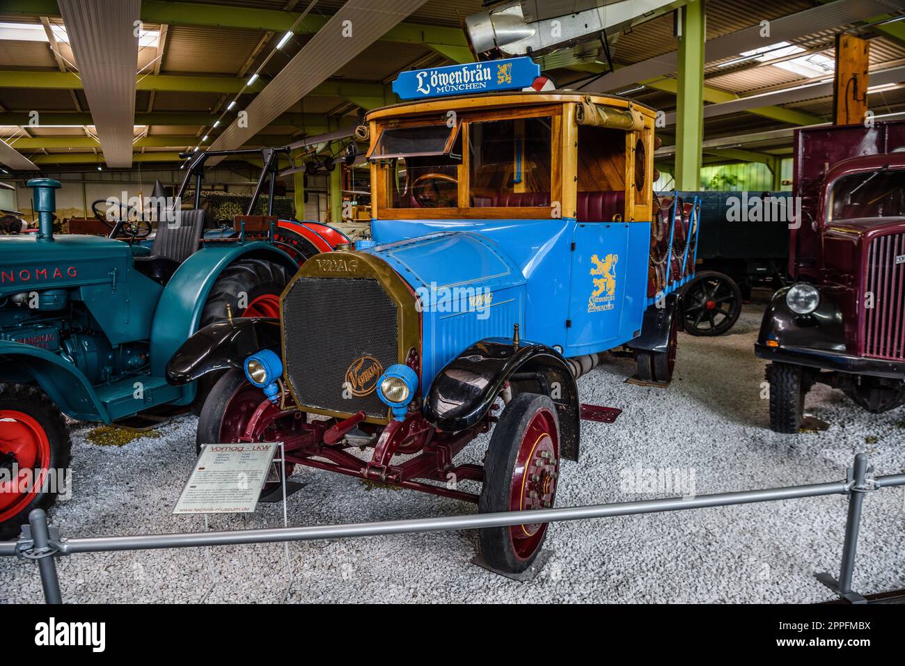 SINSHEIM, GERMANIA - mai 2022: Camion Vomag per la birra blu Foto Stock