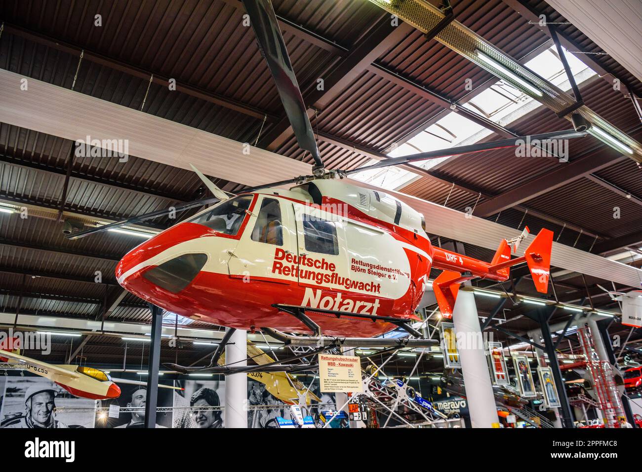 SINSHEIM, GERMANIA - mai 2022: Elicottero d'emergenza bianco rosso MBB Kawasaki Foto Stock