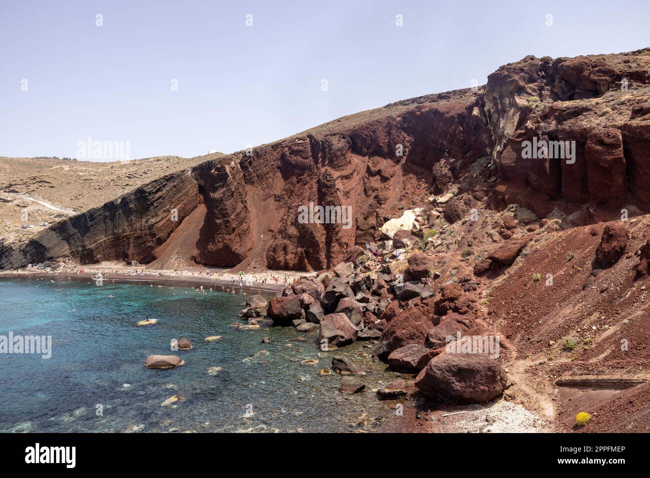 La famosa spiaggia rossa sulla costa meridionale dell'isola di Santorini, Cicladi, Mar Egeo. Foto Stock