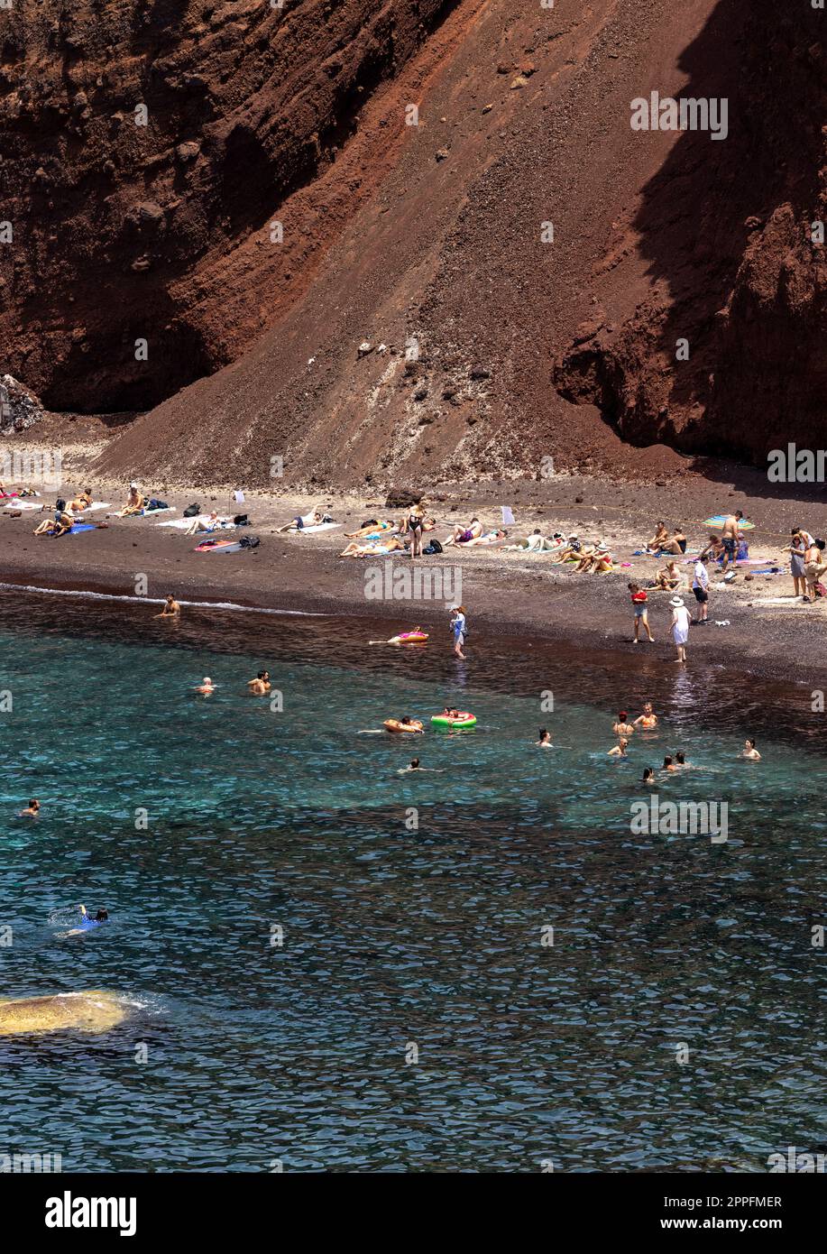 La famosa spiaggia rossa sulla costa meridionale dell'isola di Santorini, Cicladi, Mar Egeo. Foto Stock