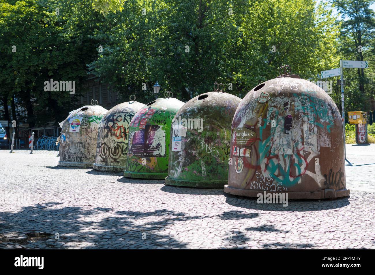 Globi di vetro o banco di bottiglie a Berlino per la raccolta di bottiglie da riciclare Foto Stock