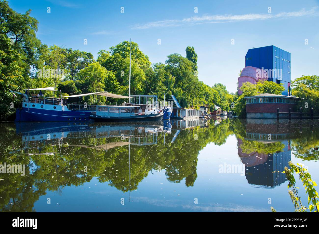 Vista sulla casa galleggiante sul fiume Sprea a Berlino. Charlottenburg e Tiergarten. Foto Stock