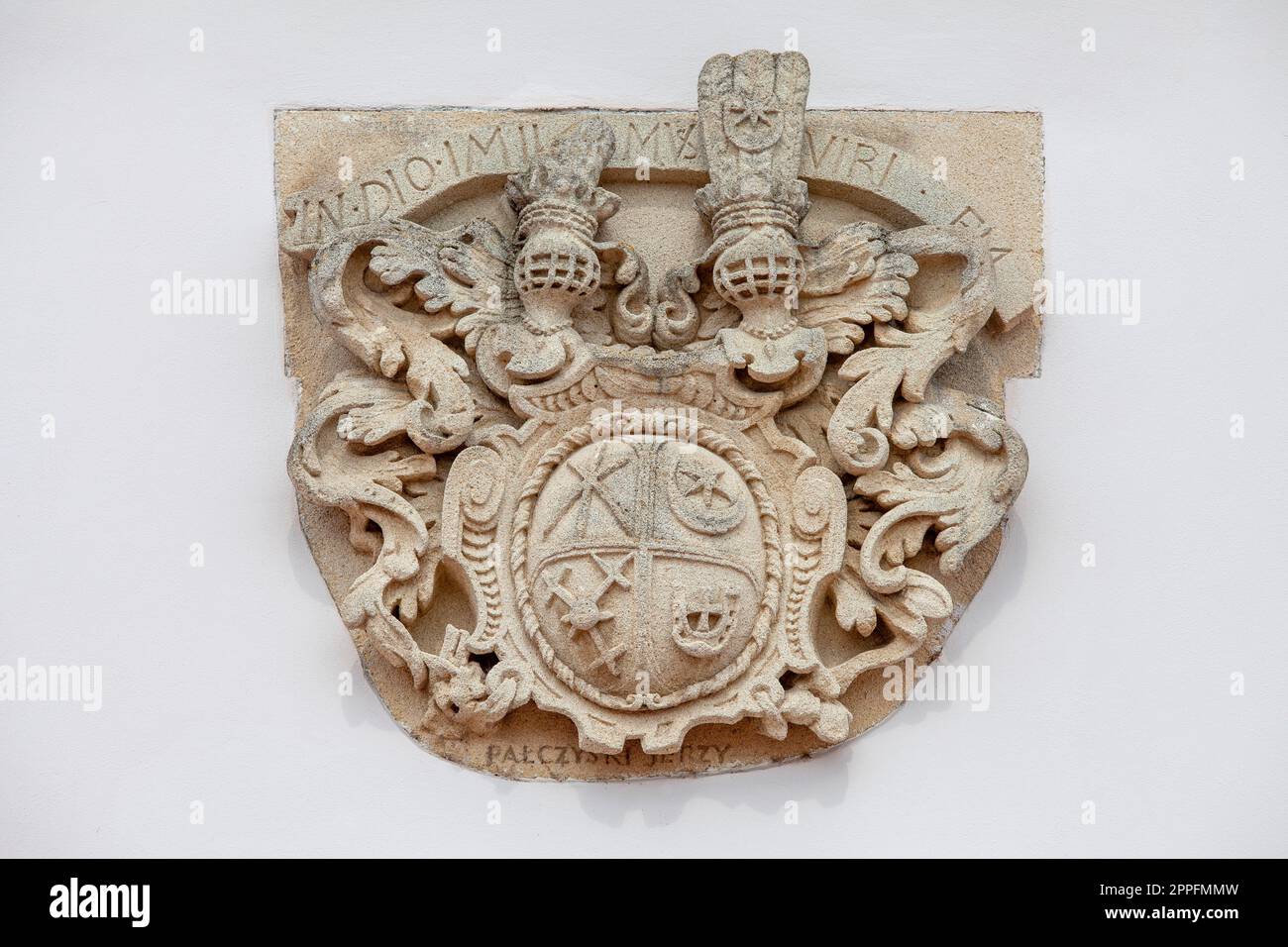 Stemma scolpito in pietra di Tomasz Zamoyski intorno al 1620 sulla facciata del Municipio del XVI secolo Foto Stock