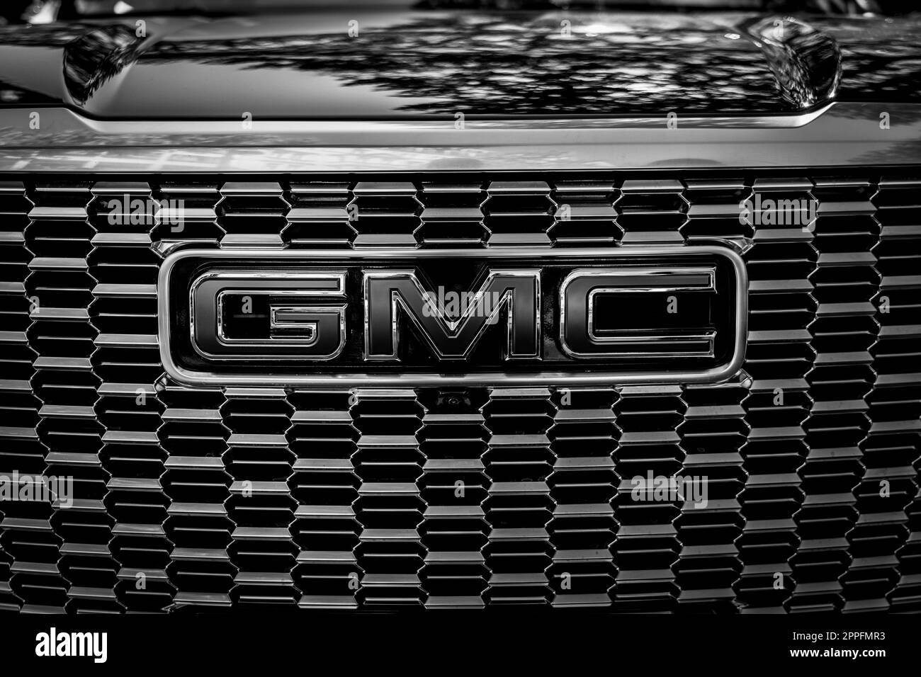 BERLINO - 18 GIUGNO 2022: Calandra ed emblema del SUV GMC Yukon XL Denali. Bianco e nero. Classic Days Berlino. Foto Stock