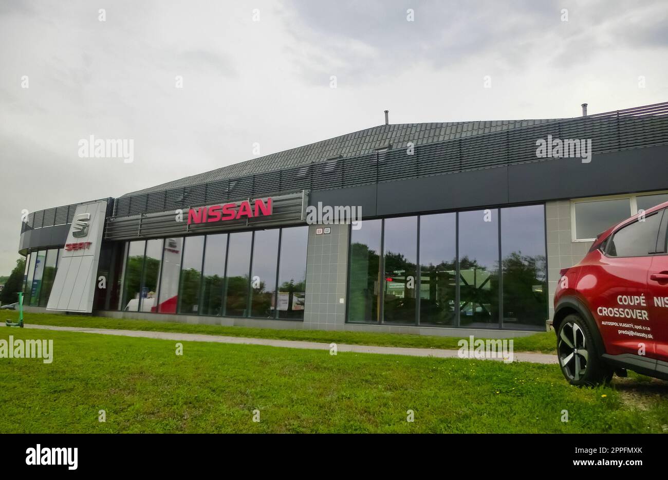 Firma della concessionaria Nissan di fronte al marchio giapponese dello showroom Foto Stock