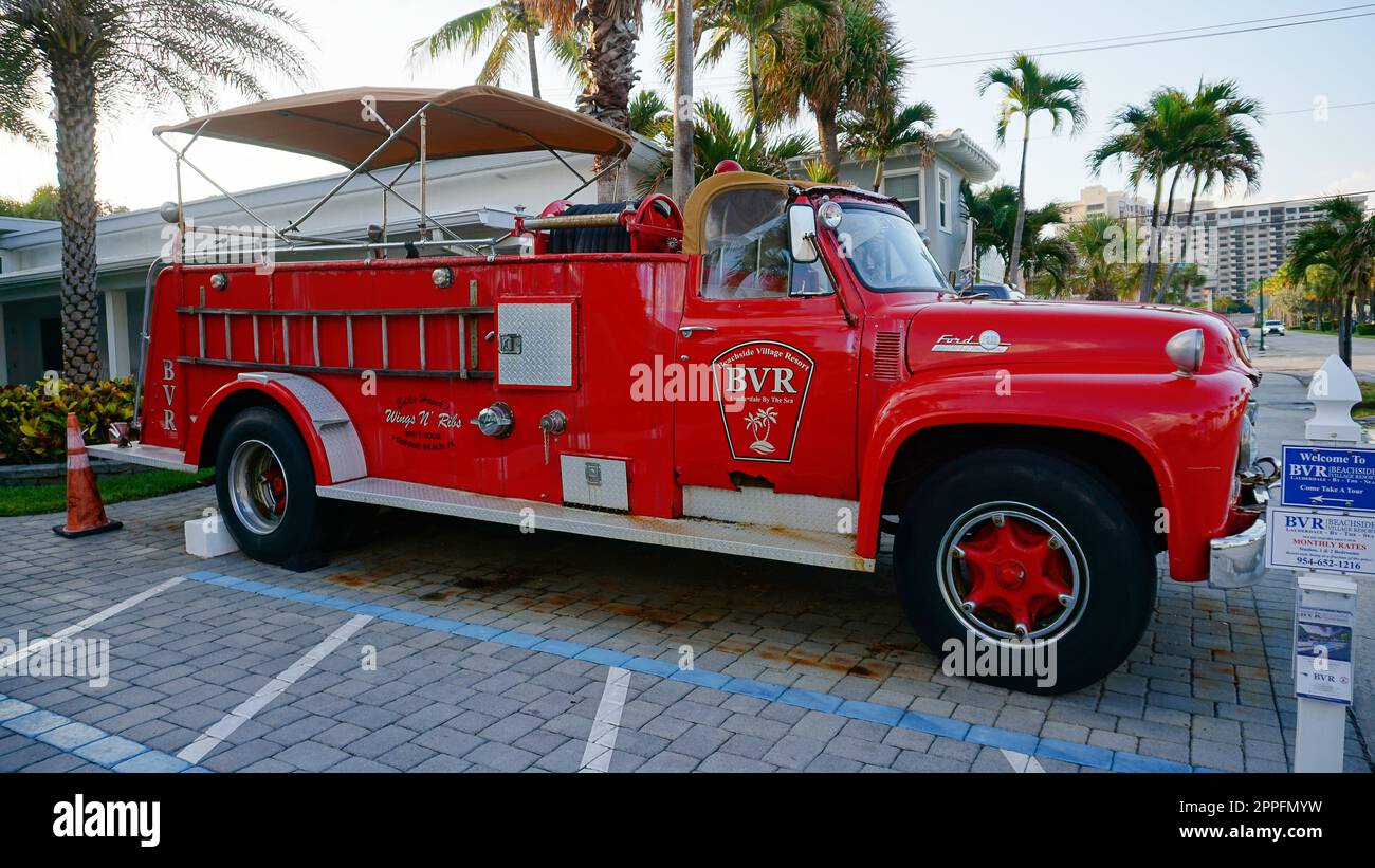 Camion dei pompieri Red Ford Big Job F800. Lauderdale vicino al dipartimento dei vigili del mare. Foto Stock