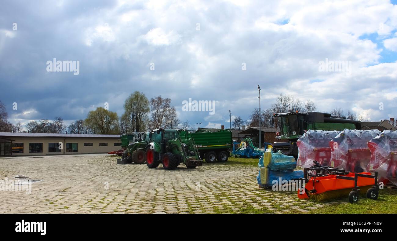 Attrezzature per l'agricoltura, macchine presentate in un negozio agricolo. Foto Stock