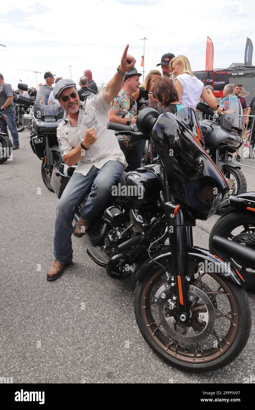 Fino a Demtroeder, Harley Days inizio della sfilata da Grossneumarkt, Amburgo, 26.06.2022 Foto Stock