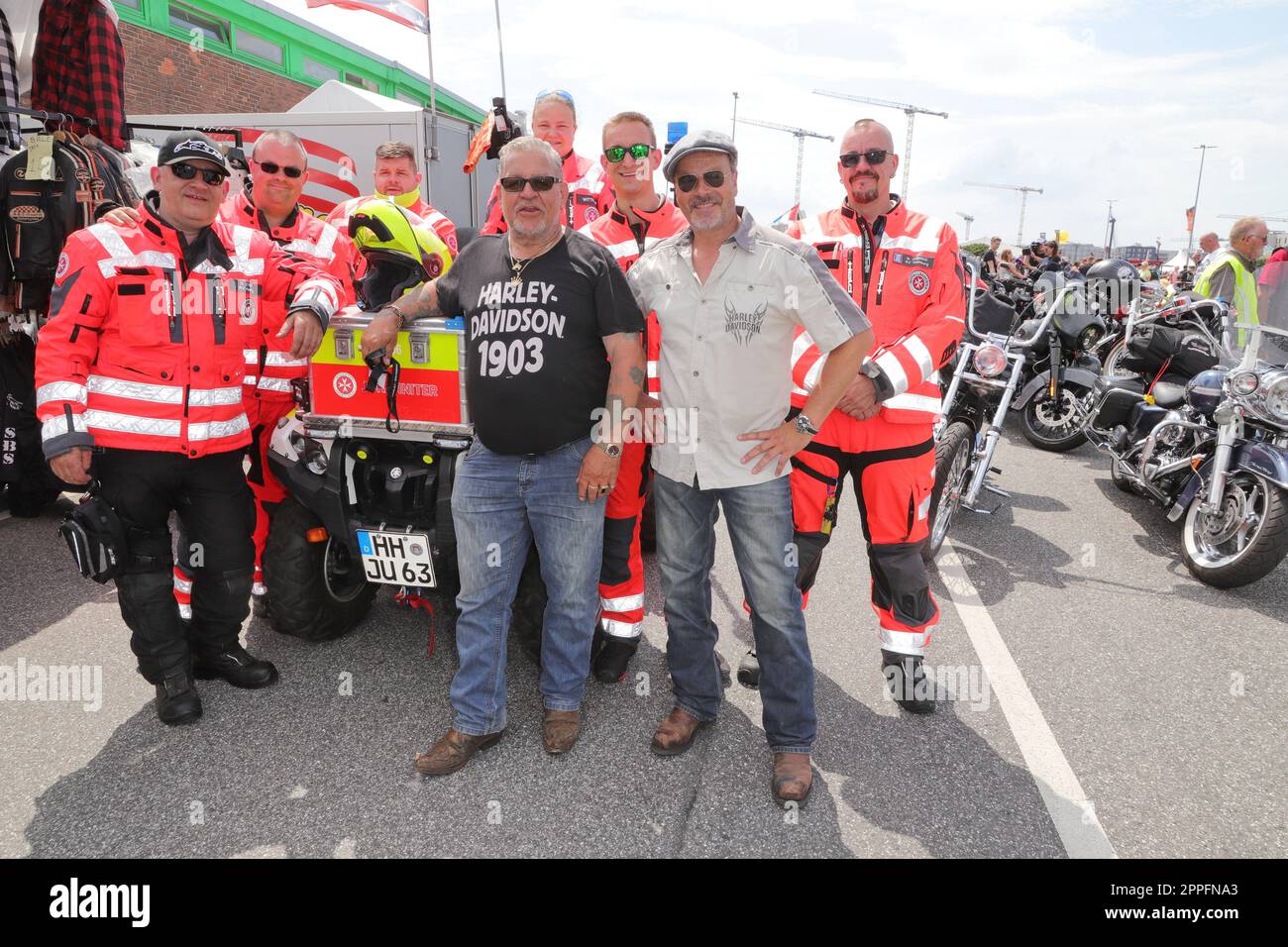 Fino a Demtroeder, Kalle Haverland, Harley Days inizio della parata da Grossneumarkt, Amburgo, 26.06.2022 Foto Stock