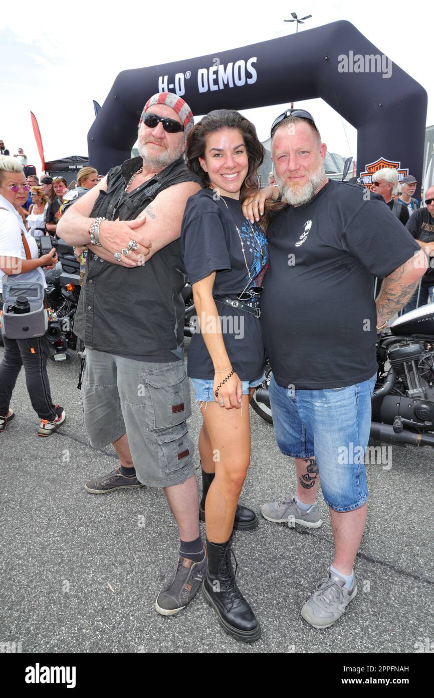 Eddy Kante, Lilly Roberts, Fabian Zahrt, Harley Days inizio della parata da Grossneumarkt, Amburgo, 26.06.2022 Foto Stock