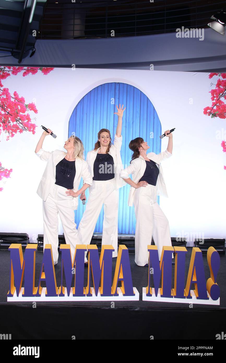 Jennifer van Brenk, Anna Thoren, Franziska Lessing, presentazione del nuovo cast per il revival di Mamma mia dopo 20 anni ad Amburgo, Theater Neue Flora, Amburgo, 29.06.2022 Foto Stock