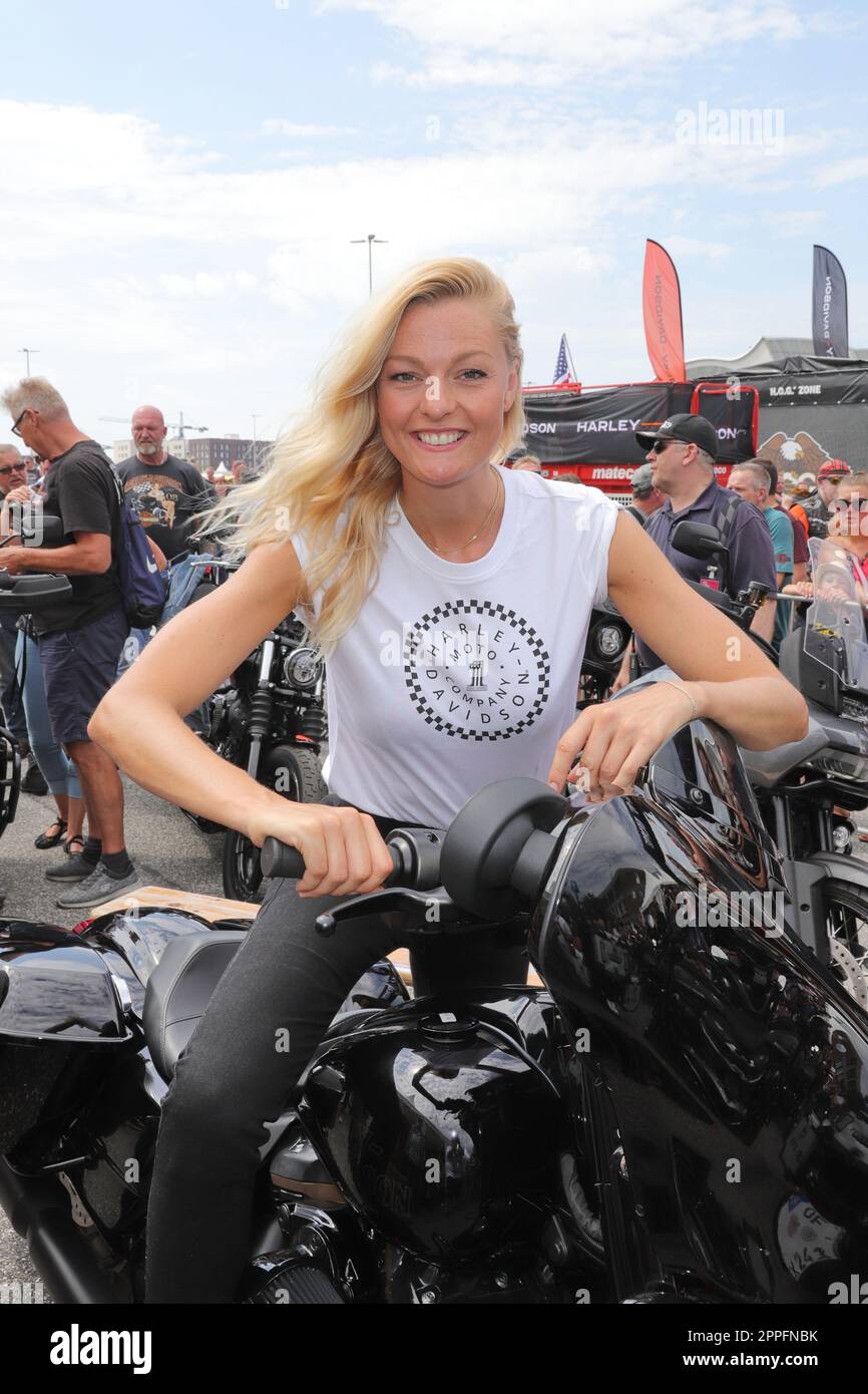 Miriam Hoeller, Harley Days inizio della sfilata da Grossneumarkt, Amburgo, 26.06.2022 Foto Stock