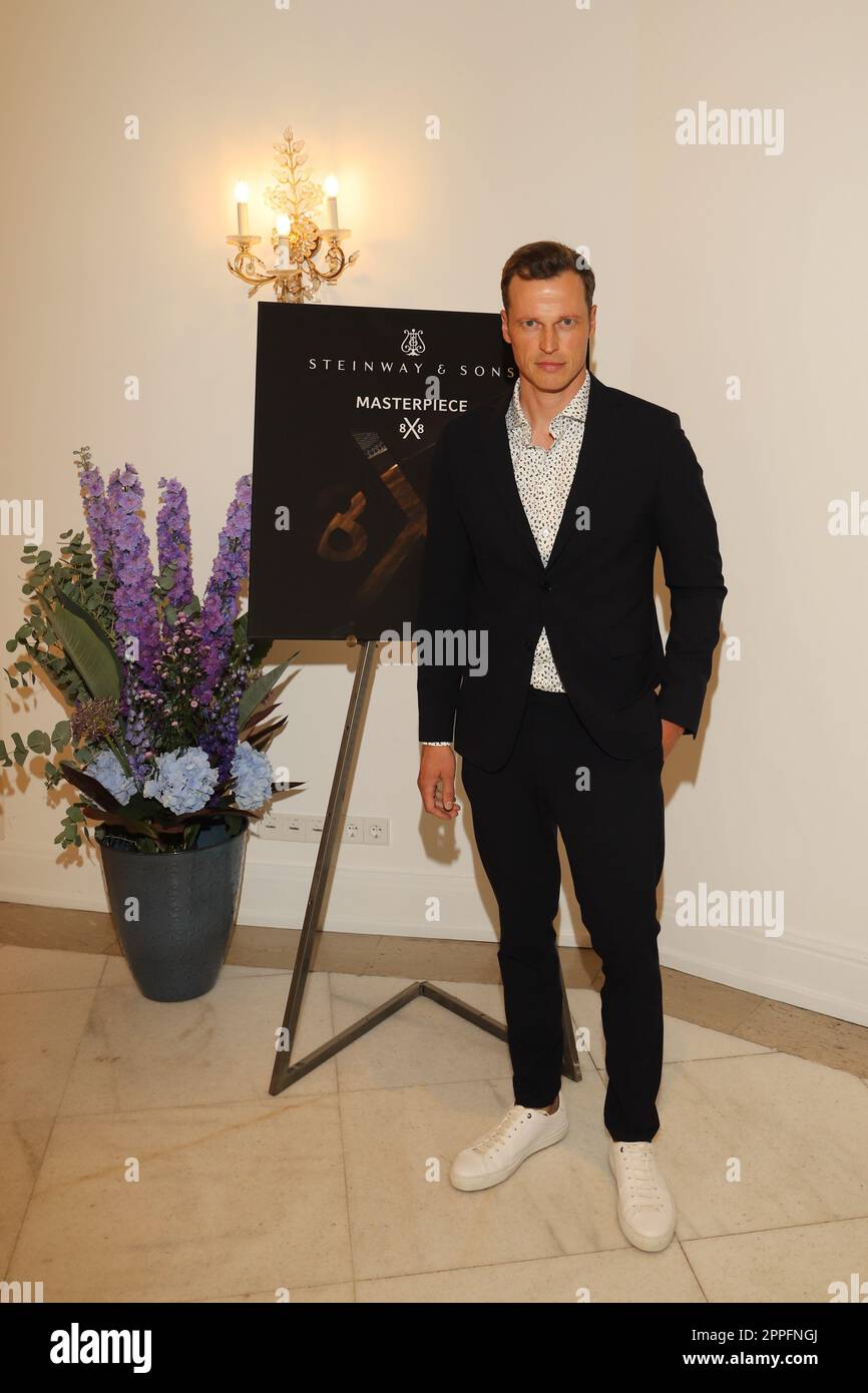Lars Burmeister (modello), Steinway & Sons 'Masterpieces 8x8', Hotel Atlantic, Amburgo, 24.06.2022 Foto Stock