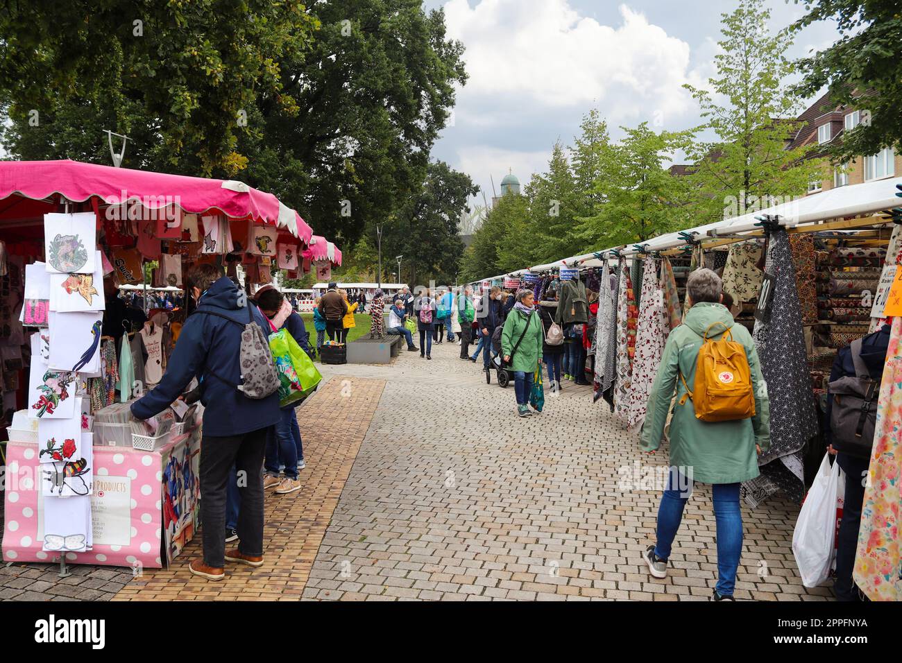 Neumuenster, Germania - 25. Settembre 2022: Mercato pubblico dei tessuti in Germania con molti visitatori. Foto Stock