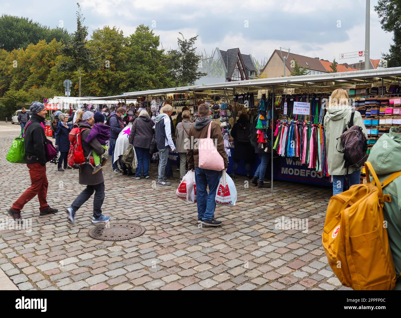 Neumuenster, Germania - 25. Settembre 2022: Mercato pubblico dei tessuti in Germania con molti visitatori. Foto Stock