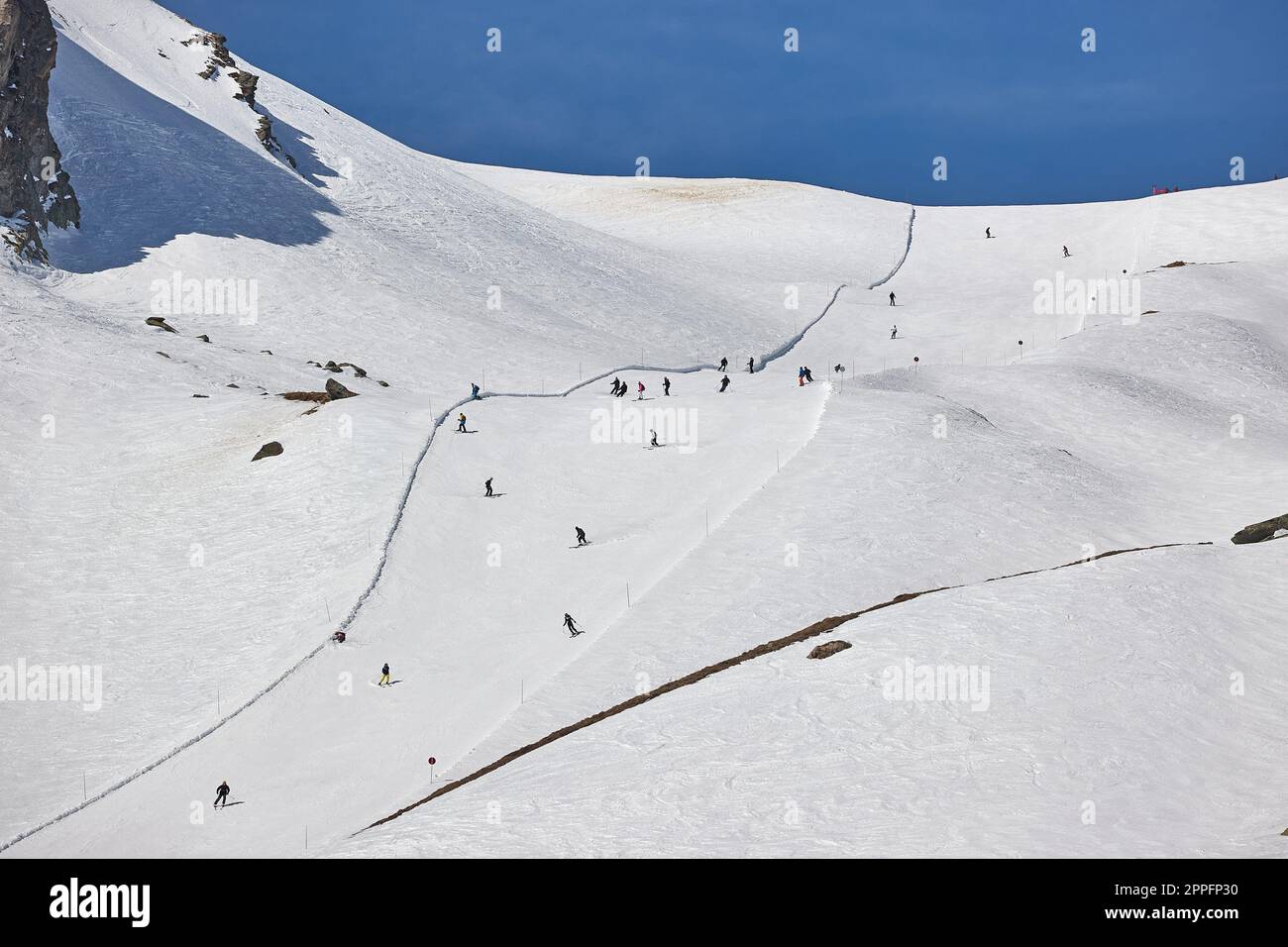 Piste da sci, innevato paesaggio alpino Foto Stock