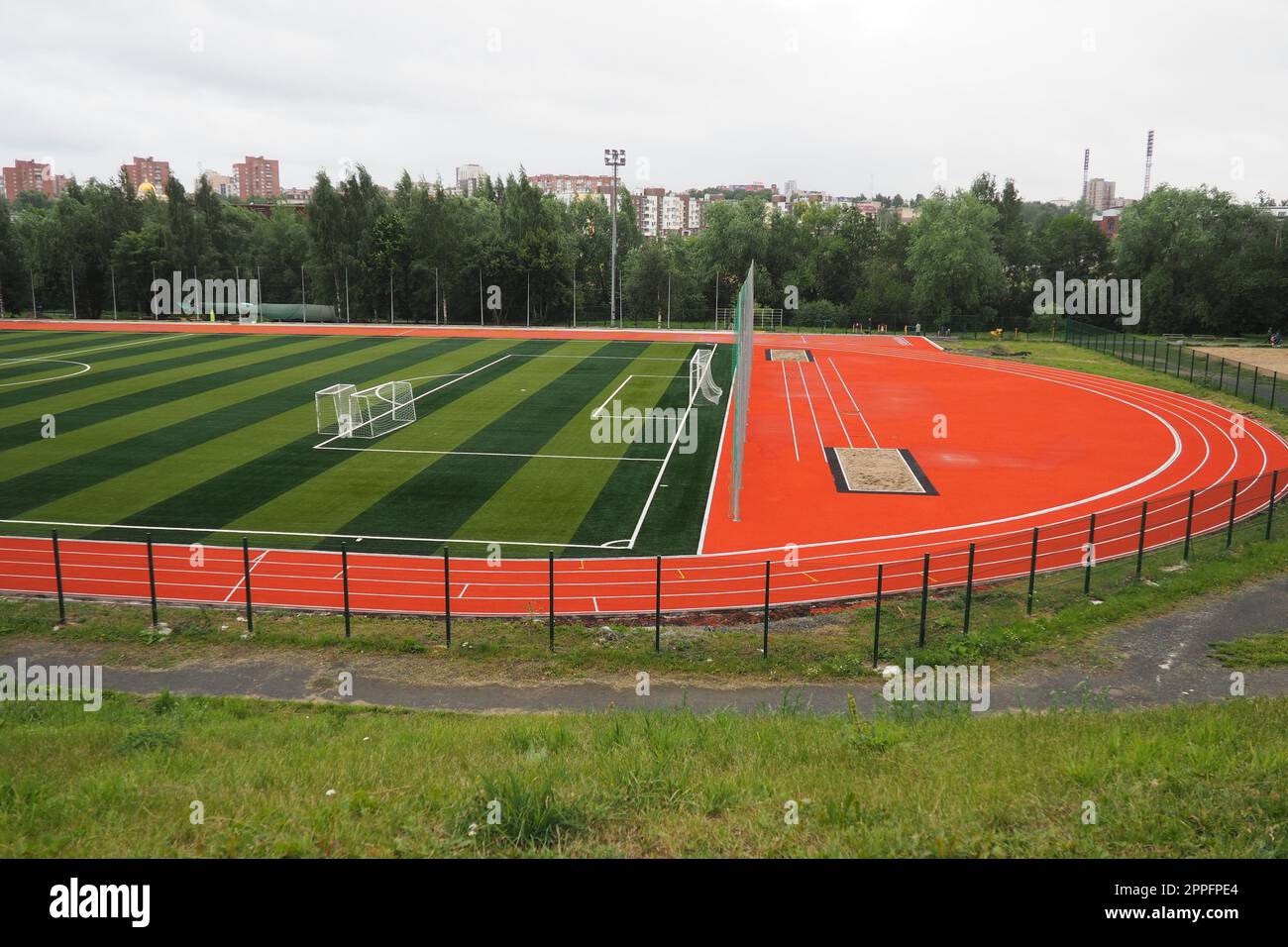 Petrozavodsk, Carelia, Russia, 02 agosto 2022. Yunost Stadium, un impianto sportivo sulla Karl Marx Avenue. Impianti sportivi - campo da calcio con erba artificiale, pista da corsa. Foto Stock
