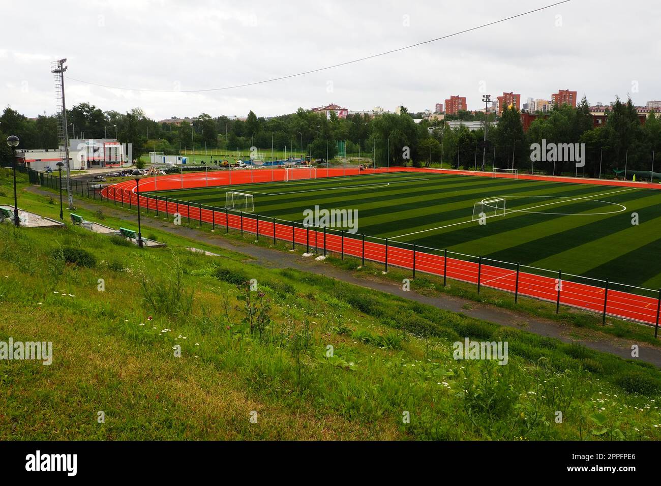 Petrozavodsk, Carelia, Russia, 02 agosto 2022. Yunost Stadium, un impianto sportivo sulla Karl Marx Avenue. Impianti sportivi - campo da calcio con erba artificiale, pista da corsa. Foto Stock