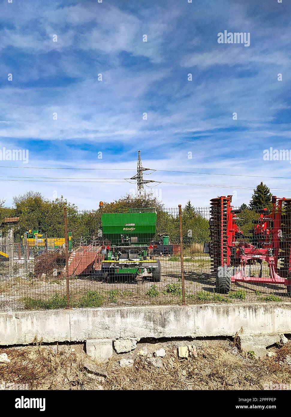Bucarest, Romania - 25 settembre 2022: Macchine agricole moderne per la semina e la raccolta Foto Stock