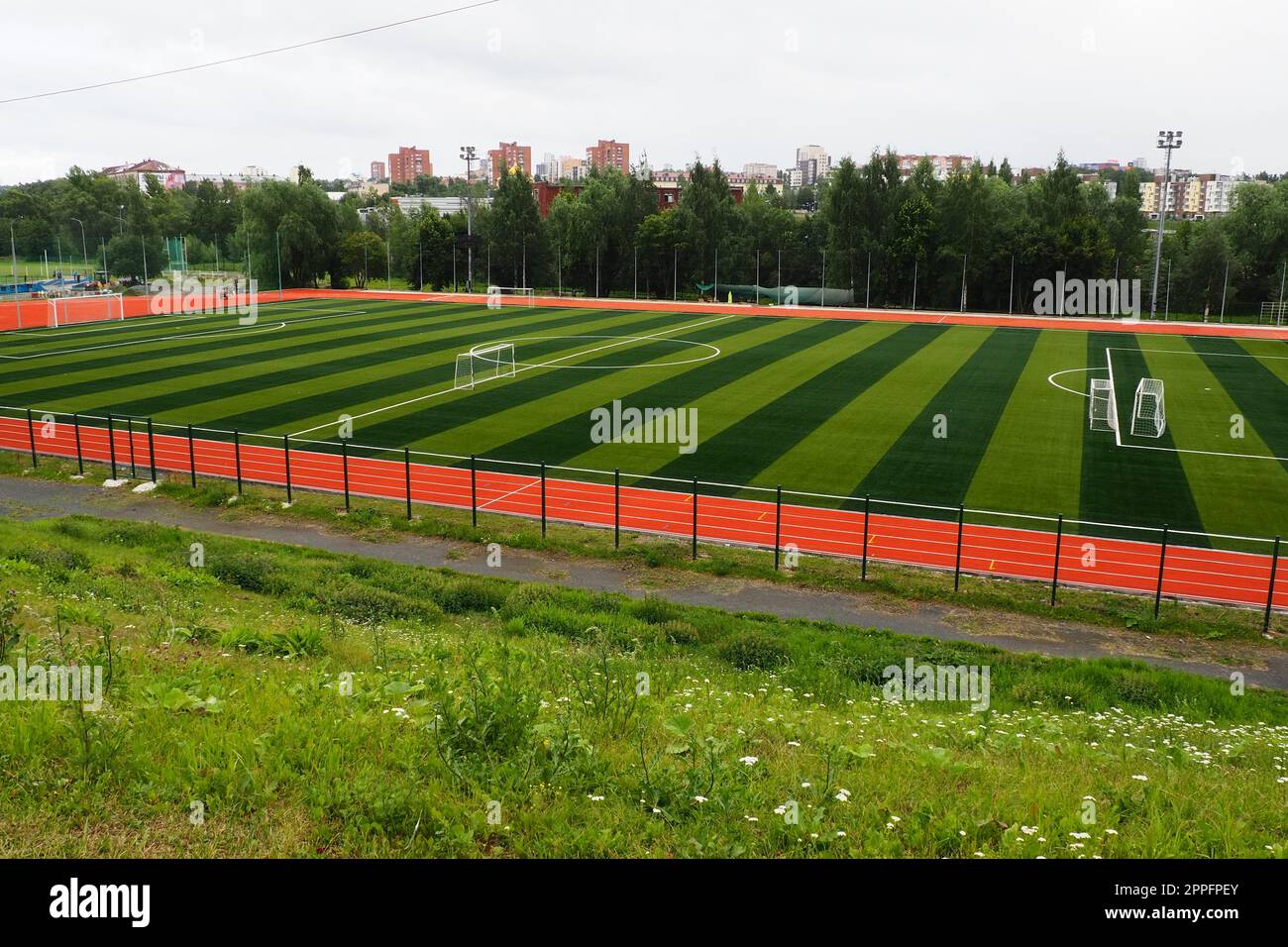 Petrozavodsk, Carelia, Russia, 02 agosto 2022. Yunost Stadium, un impianto sportivo sulla Karl Marx Avenue. Impianti sportivi - campo da calcio con erba artificiale, pista da corsa. Foto Stock