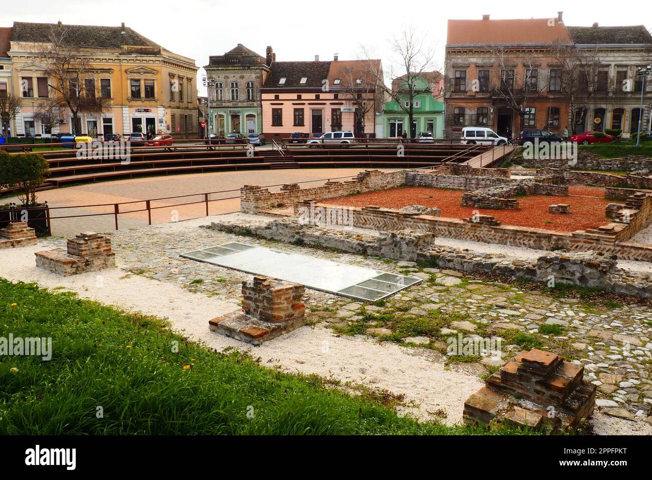 Sremska Mitrovica, Serbia, 16 marzo 2023 piazza storica Zitni trg. Antichi edifici multicolori e scavi di epoca romana. Patrimonio culturale. Scavi di camere romane. Vita cittadina Foto Stock