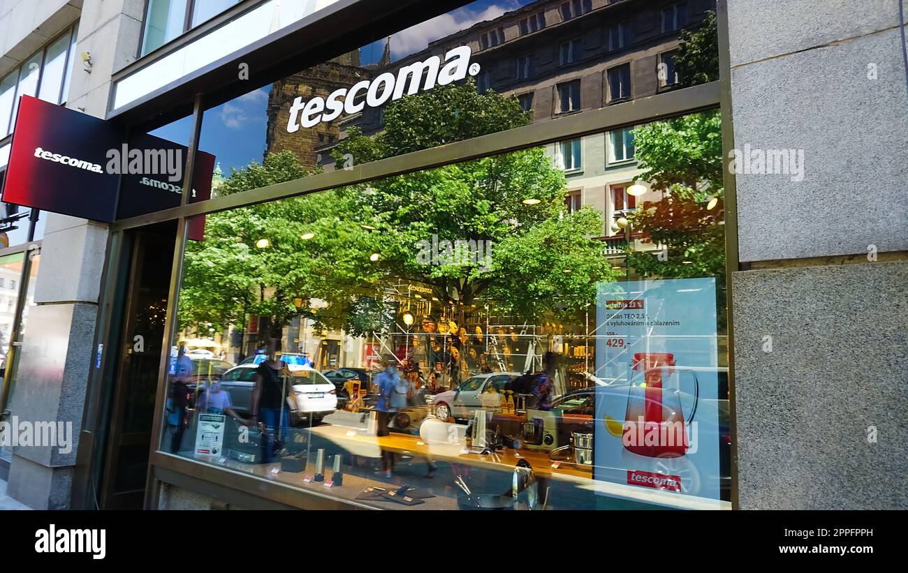 Praga, Repubblica Ceca - 11 maggio 2022: Insegna del negozio Tescoma.  Tescoma è un produttore ceco di utensili da cucina Foto stock - Alamy