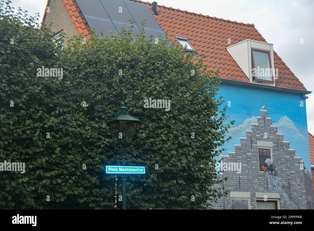 Zierikzee, Zelanda, Paesi Bassi , 27 agosto 2020 - murale ornato a Plein Montmaertre con siepe e cartello stradale Foto Stock