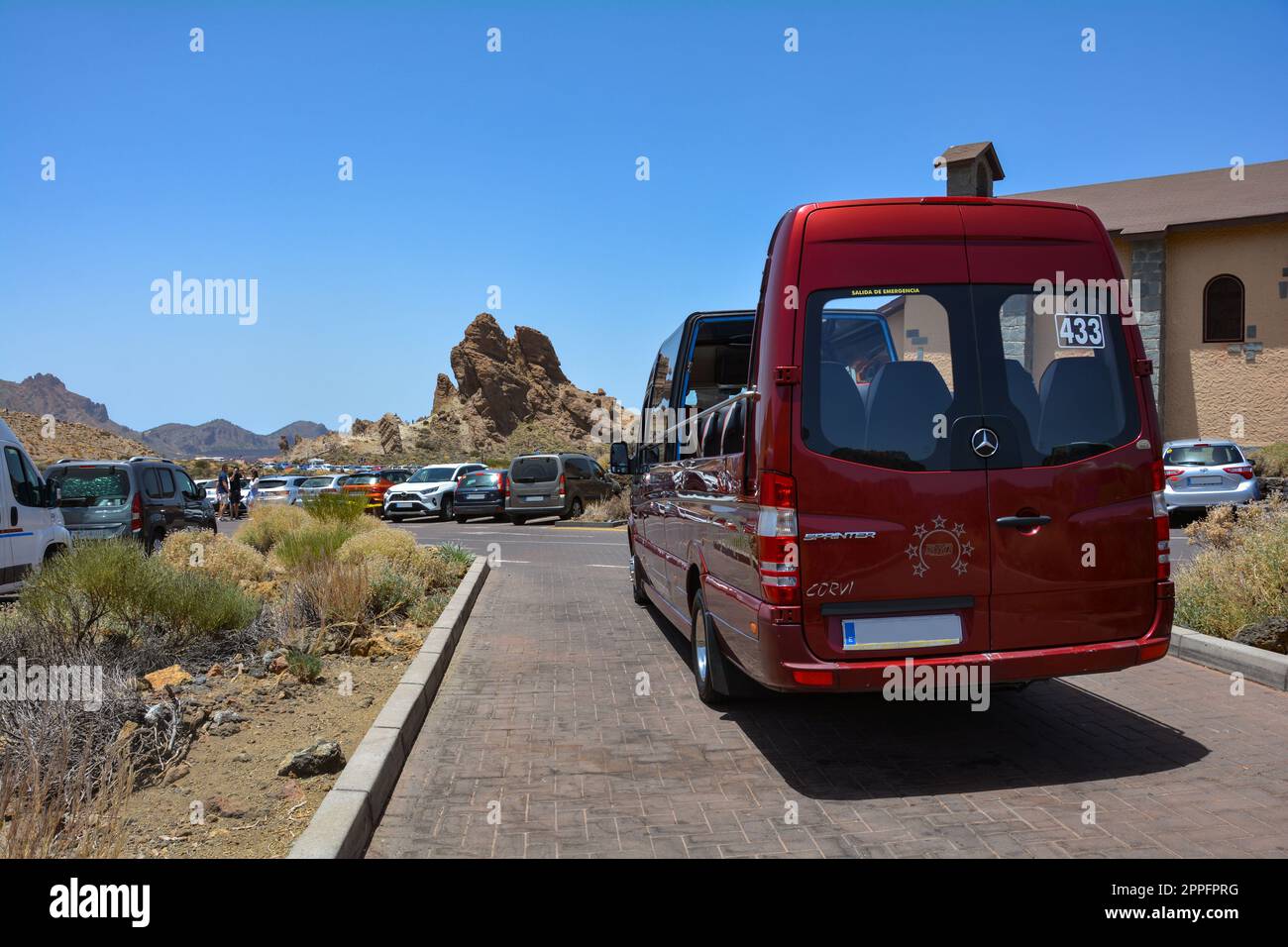 Parco Nazionale del Teide, Tenerife, Spagna 13 agosto 2022 - Parcheggio con autobus panoramico presso l'Hotel Restaurant in Roques de GarcÃ­a nel Parco Nazionale del Teide Foto Stock