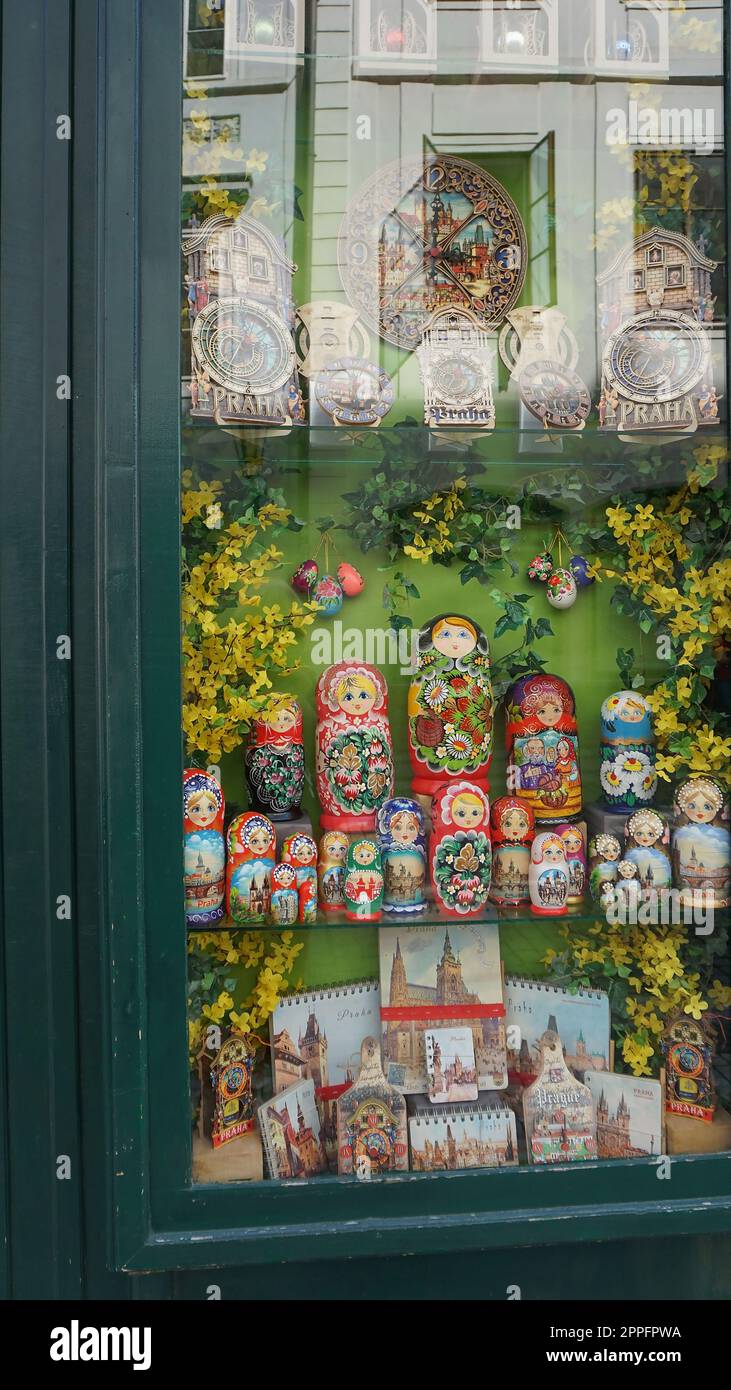 Praga, Repubblica Ceca - 11 maggio 2022: I prodotti d'arte al negozio di souvenir a Praga, Repubblica Ceca Foto Stock
