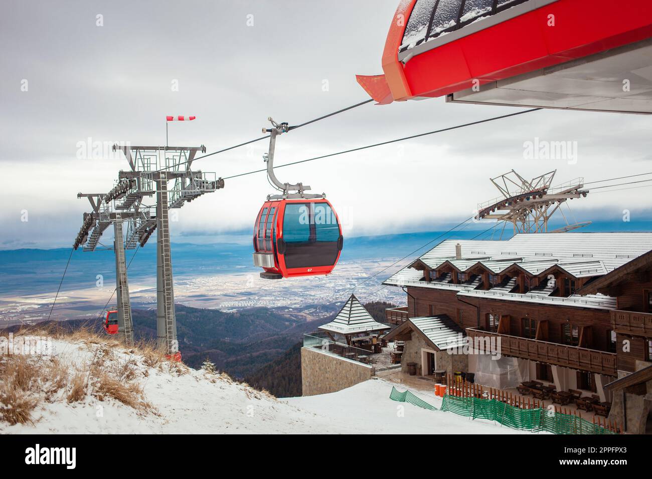 la cabina sale la funivia fino alla cima della montagna, ascensore presso la stazione sciistica. fiaba invernale. Foto Stock