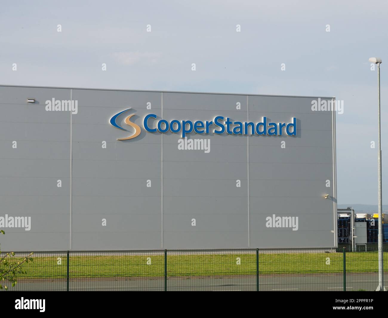 Sremska Mitrovica, Serbia, 30 aprile 2021 edificio della fabbrica Cooper-Standard Holdings Inc. Edificio di produzione moderna. Produttore di guarnizioni, impianti di alimentazione e di frenatura, sistemi di trasferimento del liquido per veicoli Foto Stock