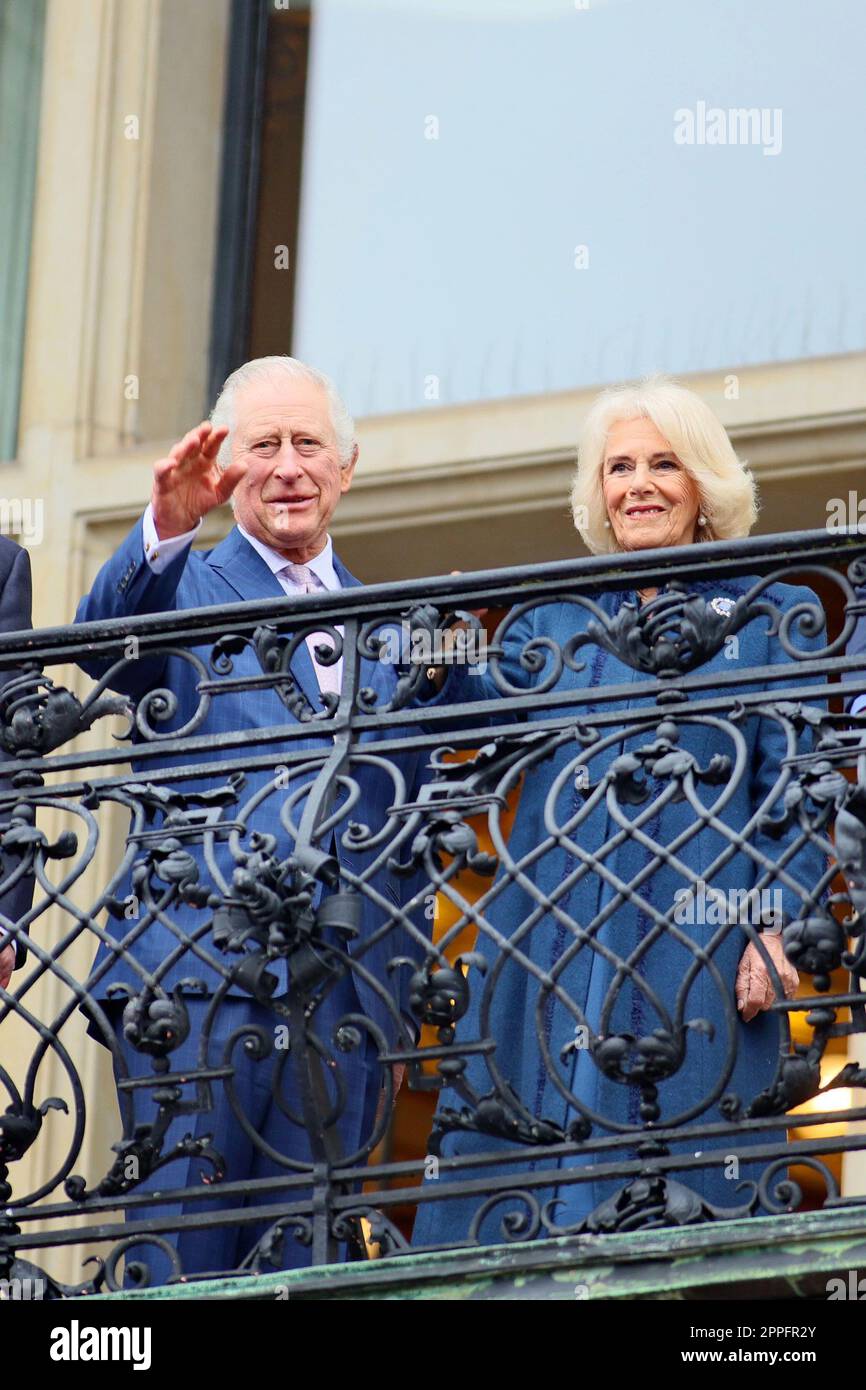Re Carlo III e Regina consorte Camilla, visita di stato ad Amburgo, 31.03.2023, sul balcone del municipio Foto Stock