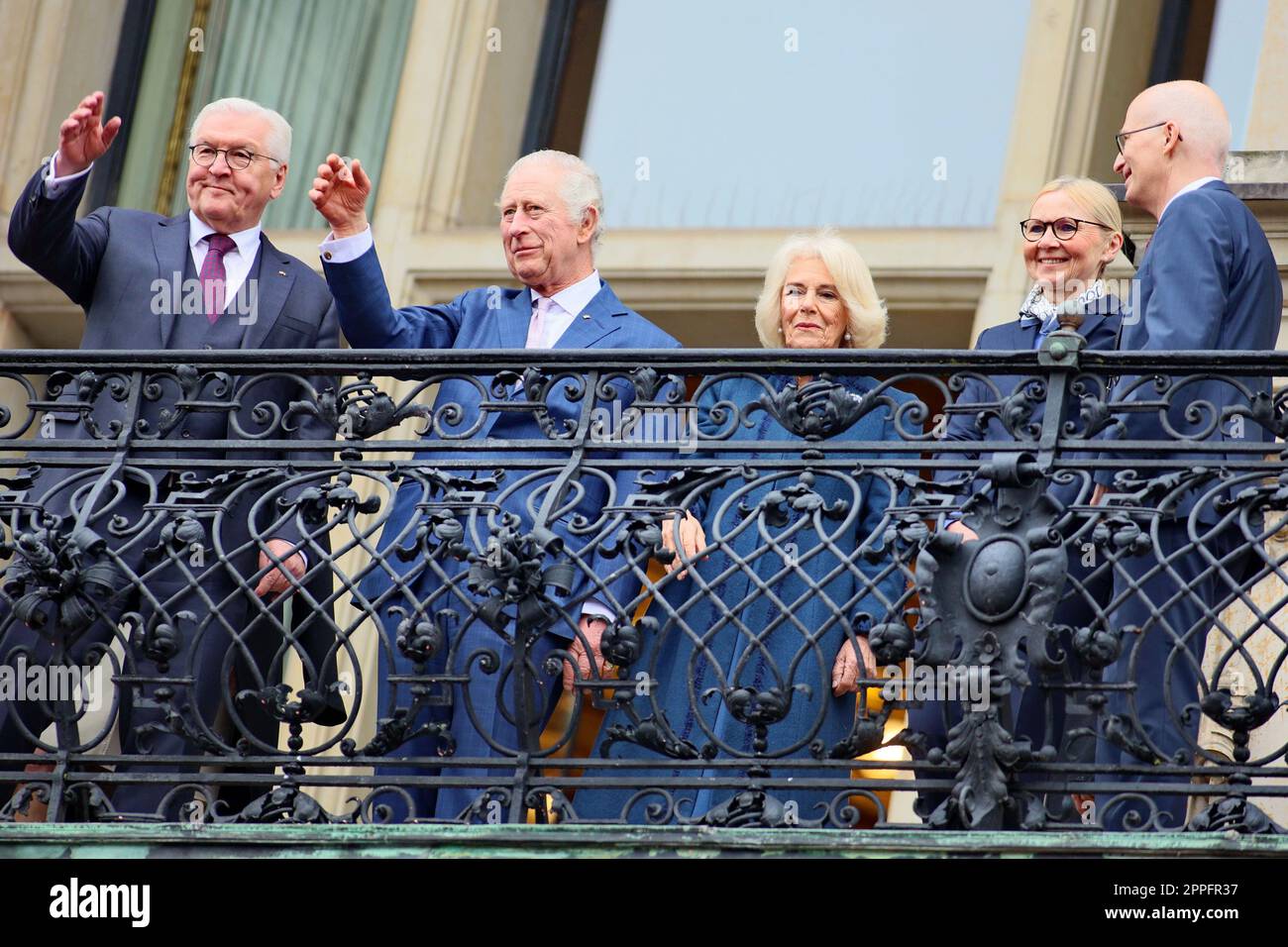 Frank Walter Steinmeier, Peter Tschentscher, re Carlo III e regina consorte Camilla, visita di stato ad Amburgo, 31.03.2023, sul balcone del municipio Foto Stock