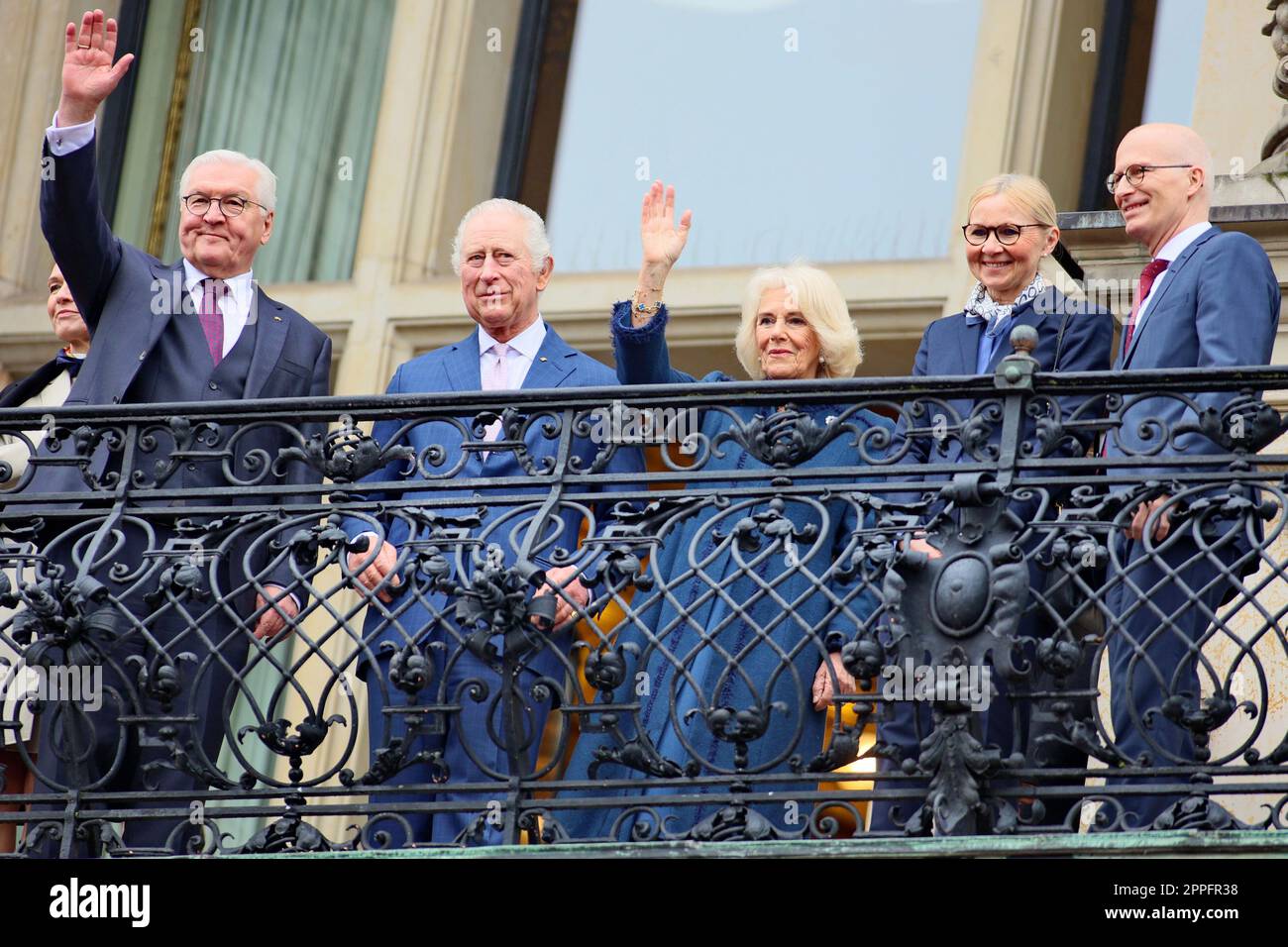 Frank Walter Steinmeier, Peter Tschentscher, re Carlo III e regina consorte Camilla, visita di stato ad Amburgo, 31.03.2023, sul balcone del municipio Foto Stock