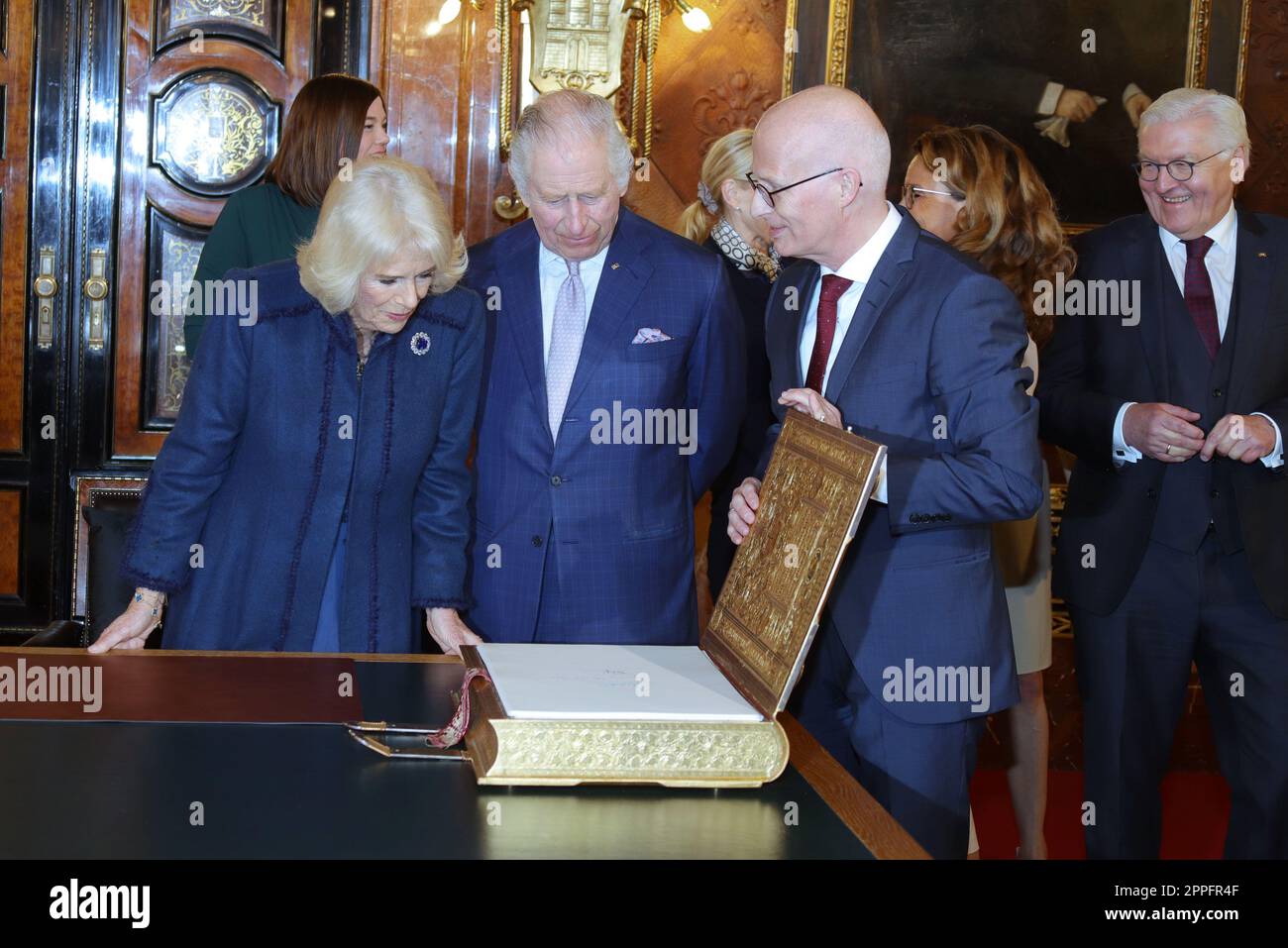 Peter Tschentscher, re Carlo III e regina consorte Camilla, visita di stato ad Amburgo, 31.03.2023, ingresso nel libro d'oro Foto Stock