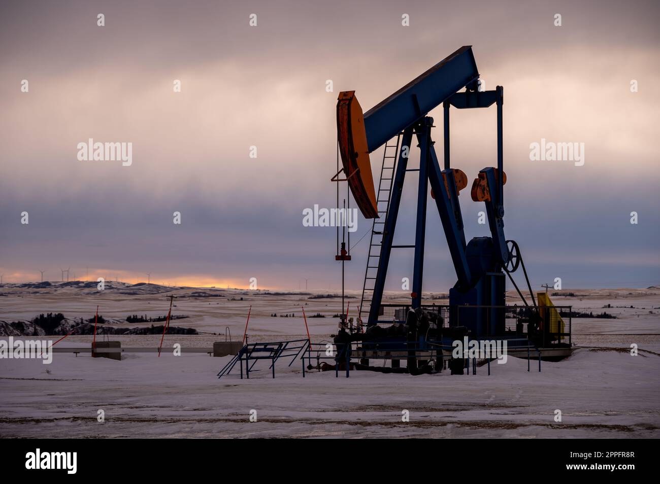 I martinetti della pompa aspirano olio grezzo dal terreno profondo Foto Stock