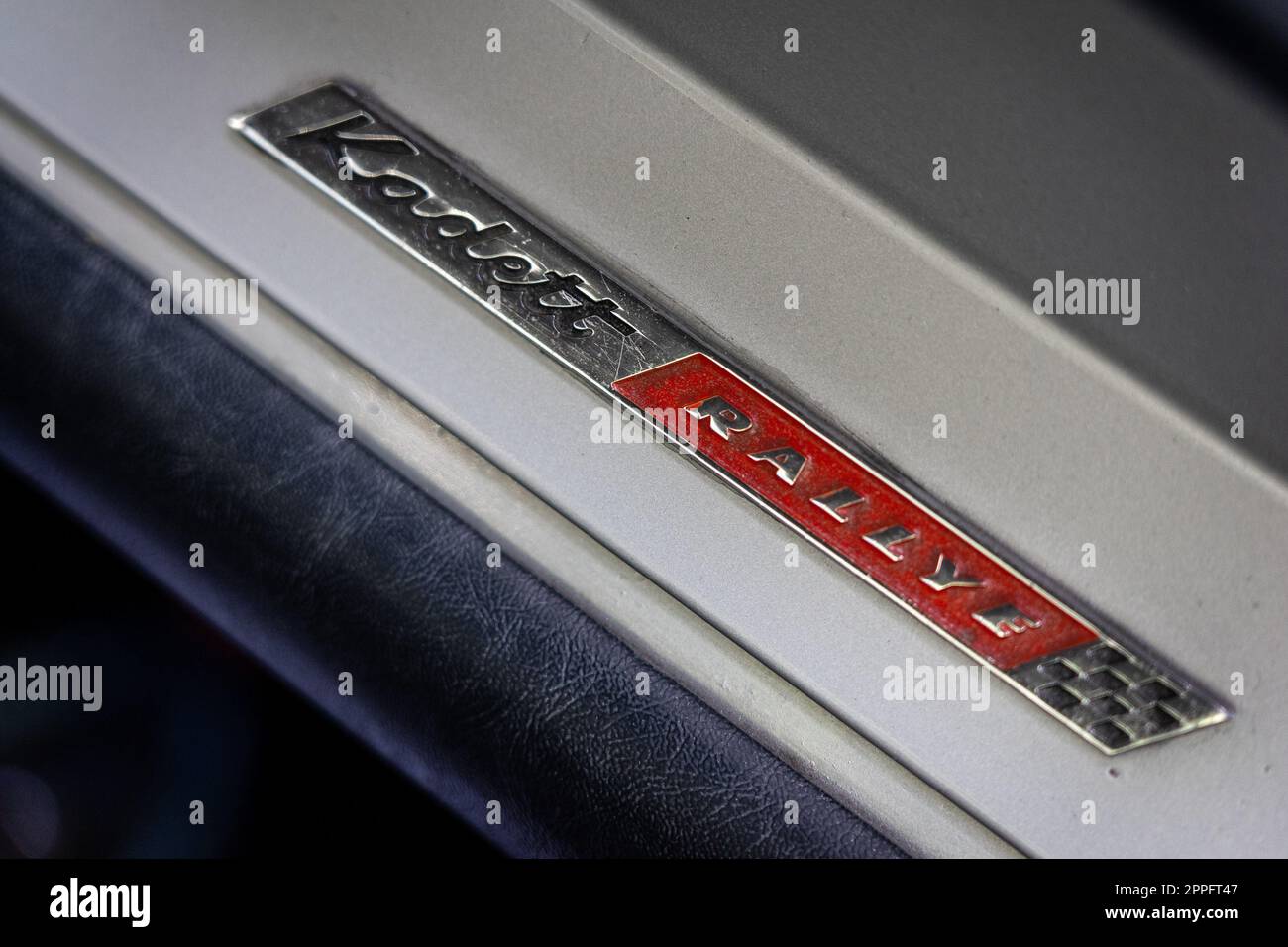 BERLINO - 18 GIUGNO 2022: Emblema di una piccola auto a conduzione familiare Opel Kadett Rallye. Classic Days Berlino. Foto Stock