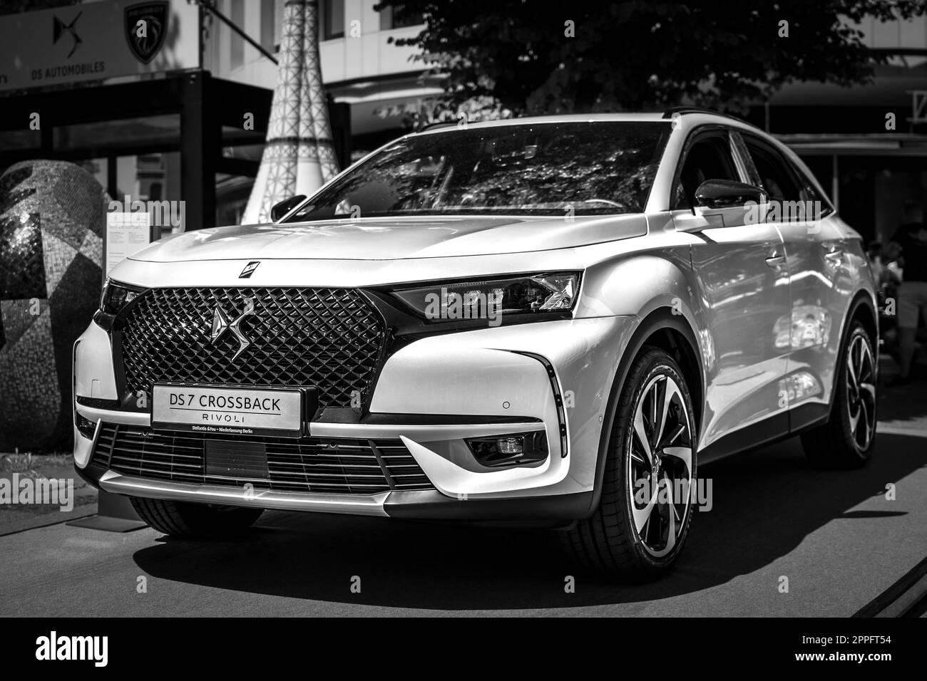 BERLINO - 18 GIUGNO 2022: Crossover compatto di lusso SUV DS 7 Crossback. Bianco e nero. Classic Days Berlino. Foto Stock