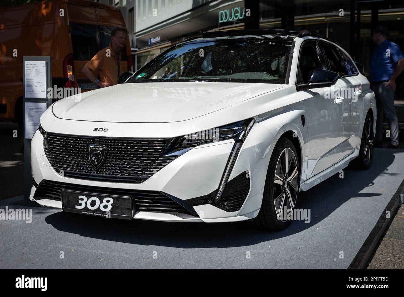 BERLINO - 18 GIUGNO 2022: Vettura compatta Peugeot 308 SW. Classic Days Berlino. Foto Stock