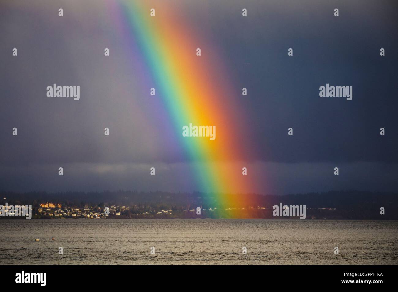 Un arcobaleno colorato sopra Puget Sound Foto Stock
