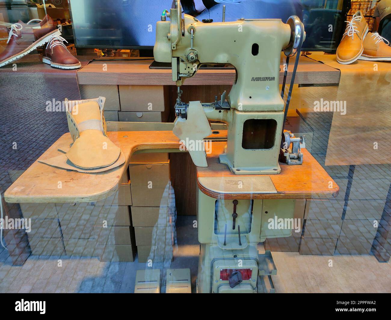 Mostra la macchina per cucire le scarpe Minerva a Praga, in ceco Foto Stock