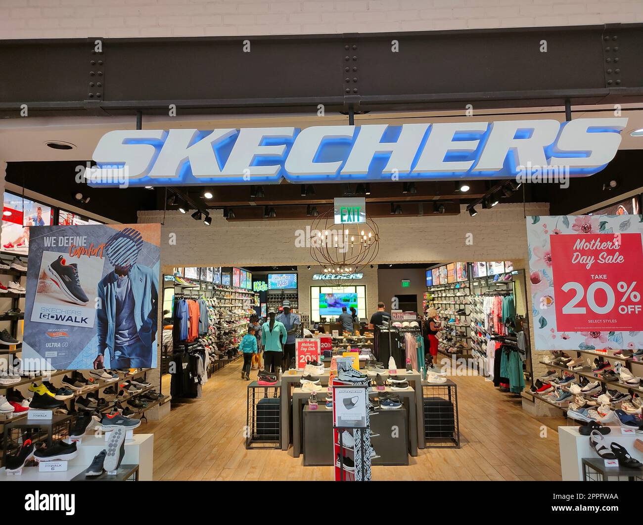 Skechers outlet immagini e fotografie stock ad alta risoluzione - Alamy