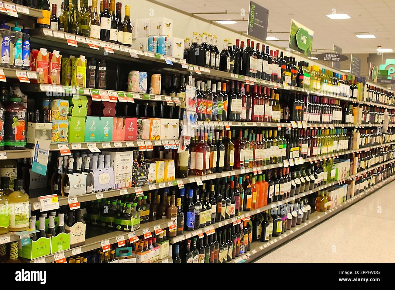 Il corridoio del vino in un negozio Publix a Miami, Florida, USA Foto Stock