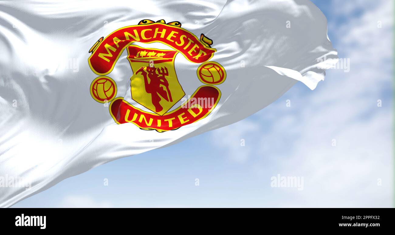 La bandiera del Manchester City Football Club che sventola nel vento in una giornata limpida Foto Stock