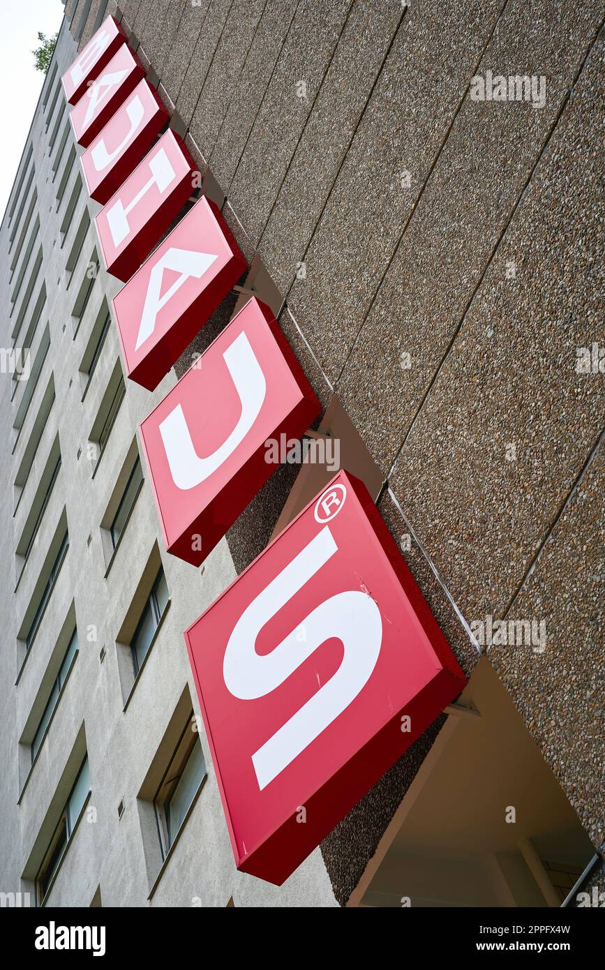 Pubblicità illuminata della catena DIY Bauhaus AG sulla facciata del negozio DIY nel centro di Berlino Foto Stock