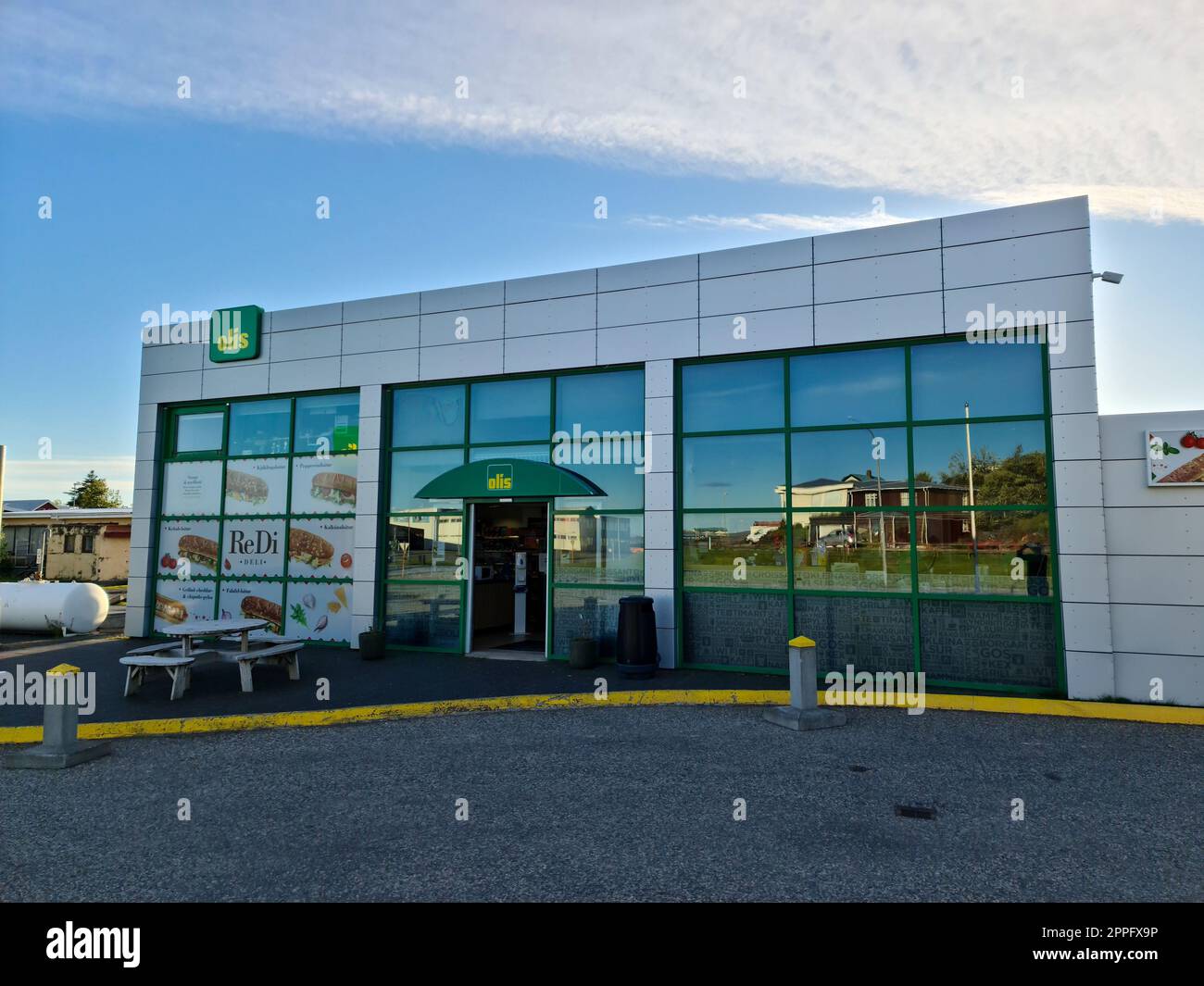 Una stazione di servizio islandese della società Orkan - loghi aziendali e prezzi della benzina nel paesaggio islandese Foto Stock